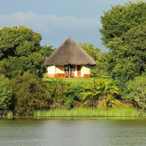 Mukambi Safari Lodge aus dem Wasser aus
