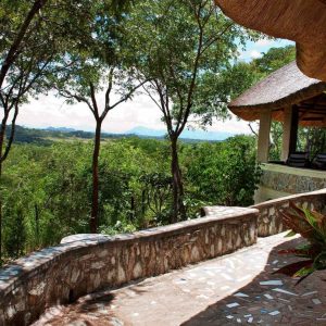 Musango Lodge, Grill vor jedem Chalet