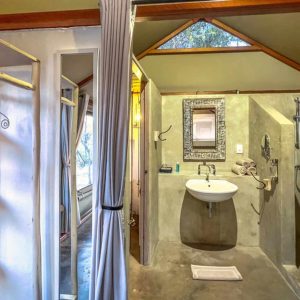 Mushara Bush Camp Tented Bungalows Bathroom1