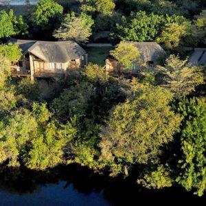 Namushasha River Lodge, Ansicht vom Wasser aus