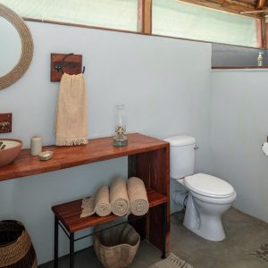 Nanzhila Lake Camp, Badezimmer