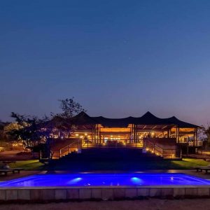 Ndhula Tented Lodge bei Nacht