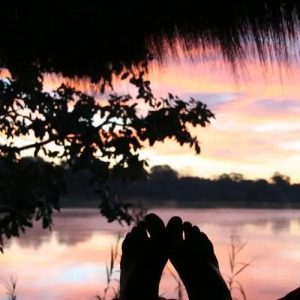 Ngepi Camp, Sonnenuntergang aus dem Bett