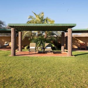 Okonjima Plains Camp, Pool Liegen