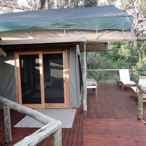 Radinare, Holzstege führen zur Unterkunft