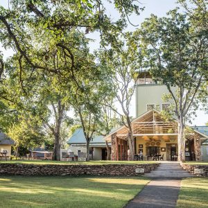 Robins Camp, Außenansicht mit Tower
