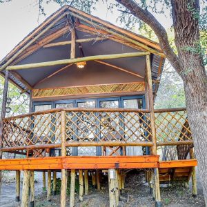 Rustic Gate Lodge, Zimmer auf Holzplattform