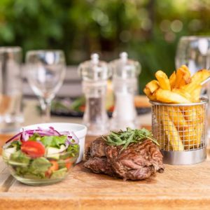 Sedia Riverside Hotel, Speisen