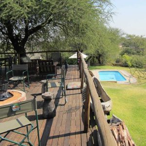 Taranga Safari Lodge, Deck und Pool