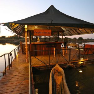 Taranga Safari Lodge, abends lockt die gemütliche Bar