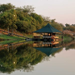 Taranga Safari Lodge, Blick auf die Bar auf dem Fluss