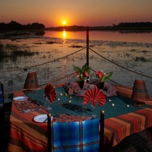 Thamalakane River Lodge dinner bei Sonnenuntergang