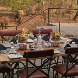 The Wallow Lodge, Deck mit Tierbesuch