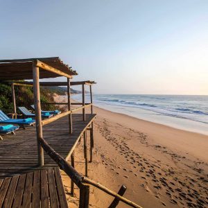 Thonga Beach Lodge Sonnenliegen am Strand