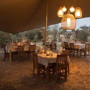 Tlouwana Camp, Speisen unter Segeldach