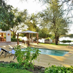 Pool mit Fluss im Hintergrund
